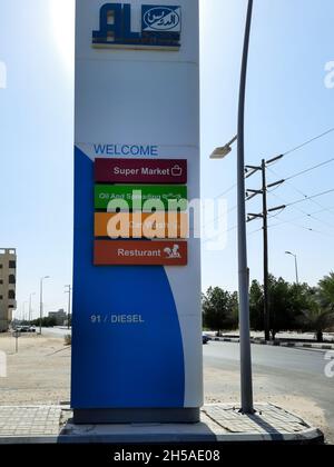 HOFUF al HASA, ARABIA SAUDITA - 10 ottobre 2021: Un bel cartello sul lato della strada Foto Stock