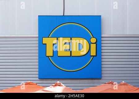 LA ELIANA, SPAGNA - 27 OTTOBRE 2021: Tedi è un rivenditore tedesco non-food low prices Foto Stock