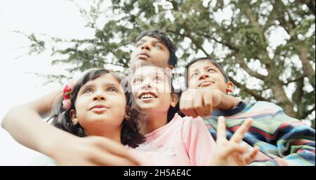 Foto di gruppo di quattro piccoli fratelli di Inida Foto Stock