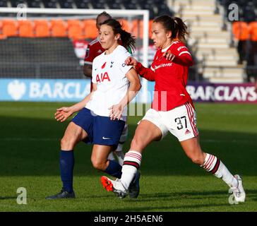 BARNET, INGHILTERRA - NOVEMBRE 07: L-R Rachel Williams di Tottenham Hotspur Donne e Lucy Staniforth di Manchester United Donne durante Barclays fa Donne Foto Stock