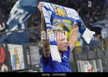 Roma, Italia. 7 novembre 2021. Ciro immobile della SS Lazio riceve sciarpa laziale dai tifosi durante la Serie Una partita di calcio tra la SS Lazio e l'Unione sportiva Salernitana 1919 allo stadio Olimpico di Roma (Italia), 7 novembre 2021. Foto Antonietta Baldassarre/Insidefoto Credit: Ininsidefoto srl/Alamy Live News Foto Stock