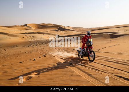 Abu Dhabi, Emirati Arabi Uniti. 8 novembre 2021. 11 Sanders Daniel (aus), Gasgas Factory Racing, Gasgas 450 Rally Factory Replica, azione durante la fase 2 distribuzione ADNOV del 2021 Abu Dhabi Desert Challenge ad Abu Dhabi, Emirati Arabi Uniti l'8 novembre 2021 - Foto Julien Delfosse / DPPI Credit: DPPI Media/Alamy Live News Foto Stock