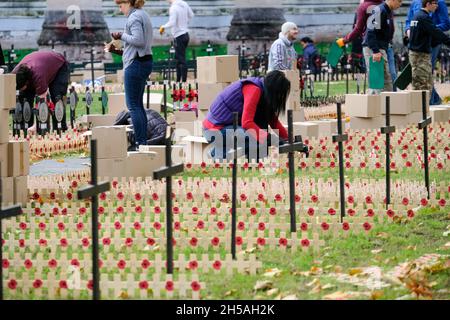 Abbazia di Westminster, Londra, Regno Unito. 8 Nov 2021. I volontari riuniscono il Westminster Field of Remembrance fuori dall'abbazia di Westminster. Credit: Matthew Chattle/Alamy Live News Foto Stock