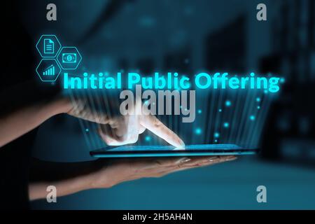 Acronimo di Business IPO o Initial Public offering. Persona che tiene un tablet. Foto Stock