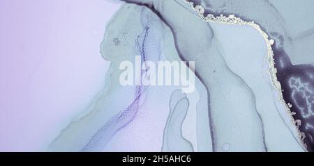 Onde di vernice liquida viola. Fuma olio di alcol grigio Foto Stock