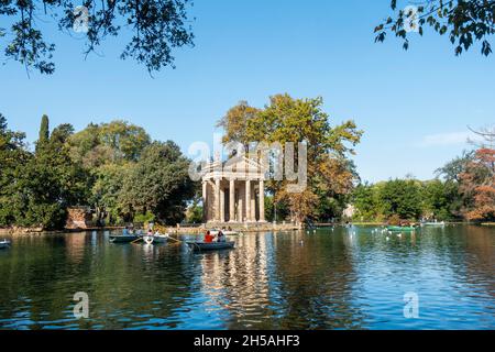 Roma, Italia - 7 novembre 2021: Persone che si divertono a remare in barca a Villa Borghese Foto Stock