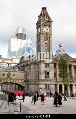 L'edificio quasi completo del 103 Colmore Row, raffigurato dietro il Museo di Birmingham e l'orologio della galleria d'arte in Chamberlain Square. Foto Stock