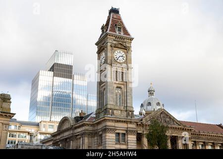L'edificio quasi completo del 103 Colmore Row, raffigurato dietro il Museo di Birmingham e l'orologio della galleria d'arte in Chamberlain Square. Foto Stock