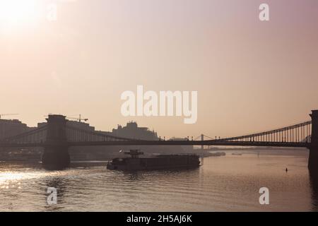 Ponte della catena in mattinata nebbia, vista panoramica a Budapest. Ungheria Foto Stock