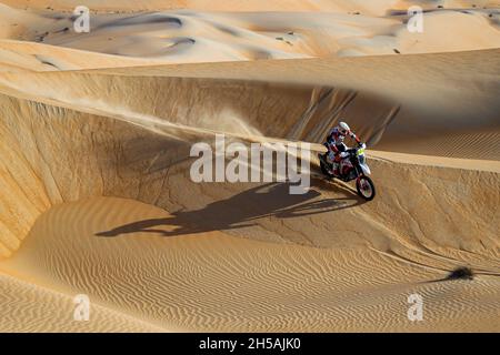 Abu Dhabi, Emirati Arabi Uniti. 8 novembre 2021. 27 Rodrigues Joaquim (prt), Hero Motorsports Team Rally, Hero 450 Rally, azione durante la fase 2 distribuzione ADNOV del 2021 Abu Dhabi Desert Challenge ad Abu Dhabi, Emirati Arabi Uniti l'8 novembre 2021 - Foto Julien Delfosse / DPPI Credit: DPPI Media/Alamy Live News Foto Stock