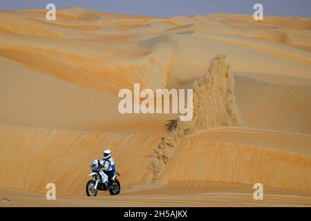 Abu Dhabi, Emirati Arabi Uniti. 8 novembre 2021. 114 Kristoffersson Tomas (swe), Husqvarana 450 Rally Replica, azione durante la fase 2 distribuzione ADNOV della Abu Dhabi Desert Challenge 2021 ad Abu Dhabi, Emirati Arabi Uniti l'8 novembre 2021 - Foto Julien Delfosse / DPPI Credit: DPPI Media/Alamy Live News Foto Stock