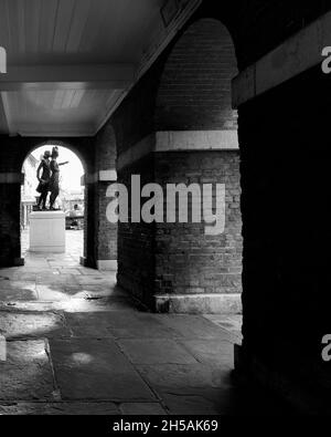 Archi che compongono gli uffici del consiglio comunale di Chichester, West Sussex, Regno Unito Foto Stock