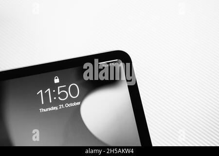 Black and white Close-up macroview of TouchID message on retina display of new iPad Mini 6th tablet - electronic fingerprint recognition feature Foto Stock