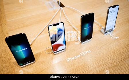 Direttamente sopra la vista del modello di smartphone iPhone 13 Pro Max di Apple Computers Foto Stock