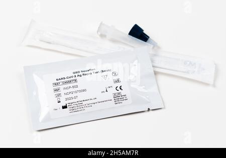 Nakhon Ratchasima, THAILANDIA - 10 ottobre 2021: Close up Coronavirus (Covid-19) o SARS-COV-2 Antigen Rapid Test kit per auto-test a casa Foto Stock