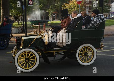 Sussex UK 7 novembre 2021. Un'auto Dennis fabbricata in Inghilterra nel 1902. Il London to Brighton Veteran Car Run 2021 ritorna sulle strade tra la capitale e la costa dopo una pausa COVID nel 2020. Questo è il 125 ° anniversario. Roland Ravenhill/Alamy Foto Stock