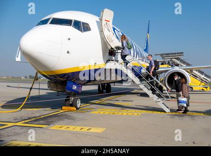 I passeggeri salgano a bordo di un aereo Ryanair diretto all'aeroporto di Stanstead a Torino Foto Stock