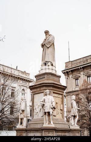 Scultura di Leonardo da Vinci di fronte al Museo Nazionale della Scienza e della tecnologia di Milano. Italia Foto Stock