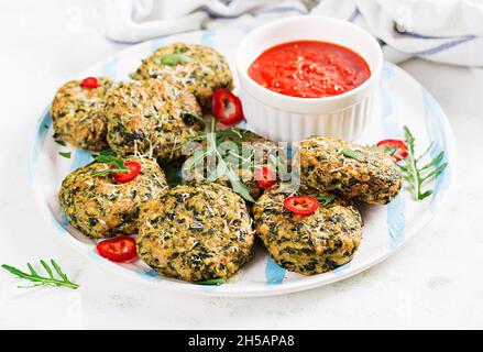 Deliziose polpette di carne di pollo con salsa di pomodoro all'aglio. Dieta alimentare. Foto Stock