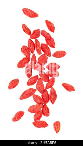 Wolfmiri cinesi isolati su sfondo bianco. Mucchio di bacca di goji secca. Vista dall'alto. Foto Stock
