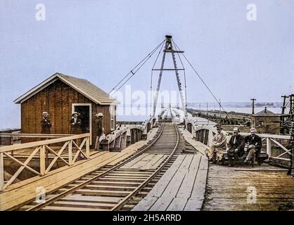 [Machine Colored] Long Bridge Over the Potomac River dal libro della Guerra civile americana e dall'album Grant : 'art immortelles' : Un portafoglio di riproduzioni a mezzitoni da fotografie rare e costose progettate per perpetuare la memoria del generale Ulisse S. Grant, raffigurante scene e incidenti in relazione alla Guerra civile pubblicata a Boston e New York da W. H. Allen nel 1894 Foto Stock