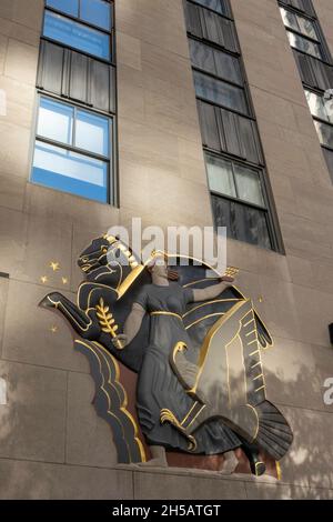 Progress, intaglio Carving, 1 Rockefeller Center, NYC 2021 Foto Stock