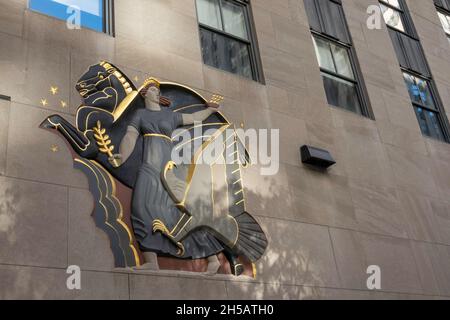 Progress, intaglio Carving, 1 Rockefeller Center, NYC 2021 Foto Stock