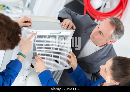 apprendisti che rimuovono il filtro della scatola di ventilazione Foto Stock