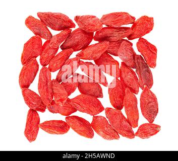 Wolfmiri cinesi isolati su sfondo bianco. Mucchio di bacca di goji secca. Vista dall'alto. Foto Stock