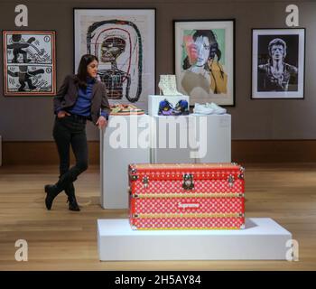 Londra UK lunedì 08 novembre 2021 primo piano A Louis Vuitton x Supreme Limited Edition Monogramma Malle Courrier 90 Trunk, 2019 (stima: £60,000 - 80,000) ART background L to R Keith Haring Untitled 3 Est £. 10,000-15,000,dopo Jean-Michell Basquiat ,flessibile Est £50,000- 70,000, Andy Warhol Mike Jagger firmato da Mick e Andy Est £25,000-35,000 Chalkie Davies David Bowie staring in space ,Est £800-1200 Paul Quezada-Neiman/Alamy Live News Foto Stock