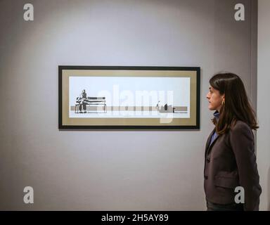 Londra UK lunedì 08 novembre 2021 Banksy Weston Super Mare Est £15,000-20,000 Pop x Culture sale ritorna a New Bond Street, Londra giovedì 11 novembre. Paul Quezada-Neiman/Alamy Live News Foto Stock