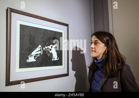 Londra UK lunedì 08 novembre 2021 Banksy HMV Est £40,000-60,000 Pop x Culture sale ritorna a New Bond Street, Londra giovedì 11 novembre. Paul Quezada-Neiman/Alamy Live News Foto Stock