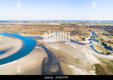 Vista aerea della Valle Slufter, con vista sull'isola in direzione del Mare di Wadden, Texel, Parco Nazionale Duinen van Texel, Noord-Hollan Foto Stock