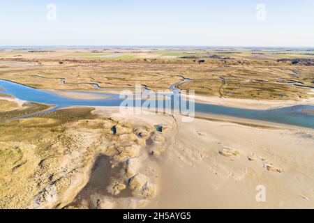 Vista aerea della Valle Slufter, con vista sull'isola in direzione del Mare di Wadden, Texel, Noord-Holland, Paesi Bassi Foto Stock