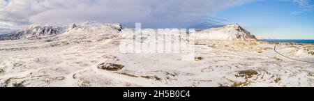 Ampio panorama aereo, circa 180 gradi, del ghiacciaio Snaefellsjokull e della montagna Stapafell su Snaefellsnes in inverno, Vesturland, Islanda Foto Stock