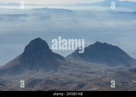 Raggi di Sunlite sopra il deserto di Chihuahuan nel Parco Nazionale di Big Bend Foto Stock