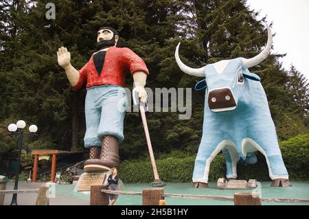 Klamath, CA, Stati Uniti d'America - 5 agosto 2009: Paul Bunyan e Babe le statue blu dell'Ox agli alberi del mistero a Klamath, CA. Foto Stock