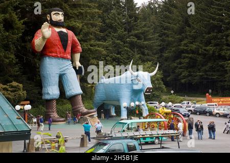Klamath, CA, Stati Uniti d'America - 5 agosto 2009: Paul Bunyan e Babe le statue blu dell'Ox agli alberi del mistero a Klamath, CA. Foto Stock