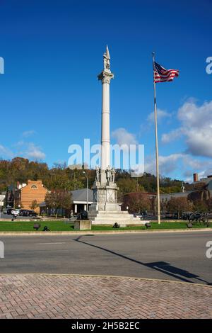 Lewistown, PA, USA - 3 novembre 2021: La piazza centrale di Lewistown, la sede della contea di Mifflin County, Pennsylvania. Foto Stock