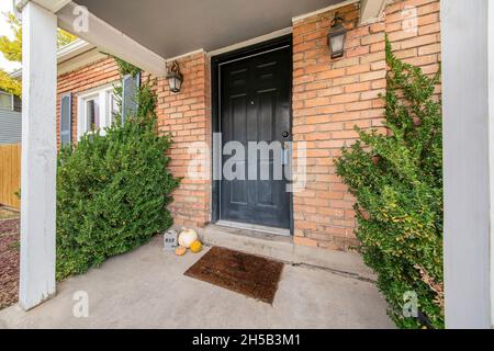 Ingresso nero porta anteriore di una casa con serratura e decorazioni holloween Foto Stock