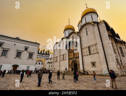 Cattedrale della Dormizione o Cattedrale dell'Assunzione con cupole a cipolla d'oro, Piazza della Cattedrale con cielo arancione al tramonto, Cremlino, Mosca, Russia Foto Stock