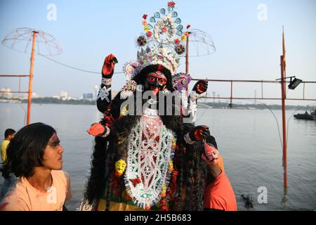 Kali idol immersione il 3 ° giorno nel Gange tra il 2 ° anno di Pandemia Covid-19. L'adorazione della dea Kali in autunno è un solo giorno indù annuale Foto Stock