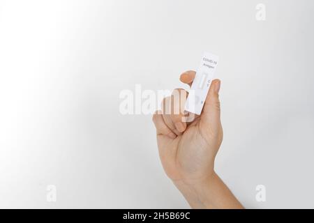 Concetto di prevenzione dell'infezione da coronavirus. Test dell'antigene di tenuta della mano (ATK) kit​ on​ white​ background Foto Stock