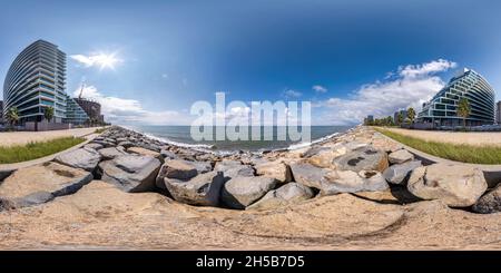 Visualizzazione panoramica a 360 gradi di 360 viste panoramiche hdri senza giunture sulla riva o sull'oceano con grattacieli con cielo blu e bel tempo in proiezione sferica equirettangolare, pronto AR