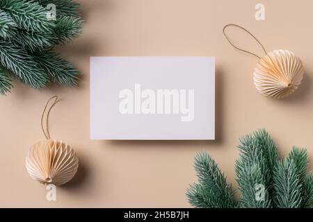 Scena mockup biglietto d'auguri con carta bianca e decorazioni natalizie Foto Stock