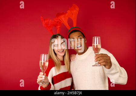 I giovani in cappelli cornati celebrano il natale Foto Stock