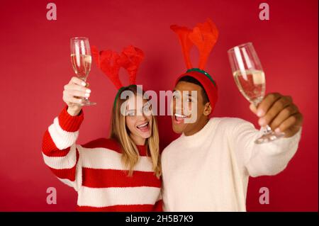 I giovani in cappelli cornati celebrano il natale Foto Stock