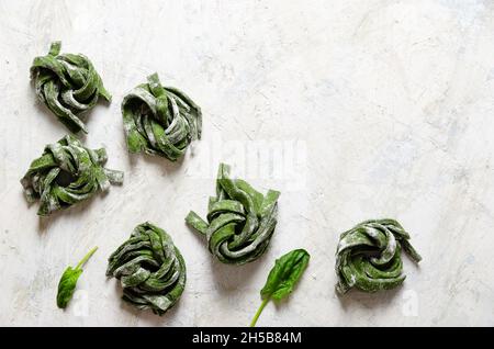 Spinaci fettuccine su uno sfondo chiaro. Foto Stock