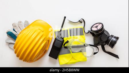 Indumenti da lavoro dispositivi di protezione di sicurezza isolati su sfondo bianco, dispositivi di protezione individuale, vista dall'alto. Salute e sicurezza dei cantieri industriali Foto Stock