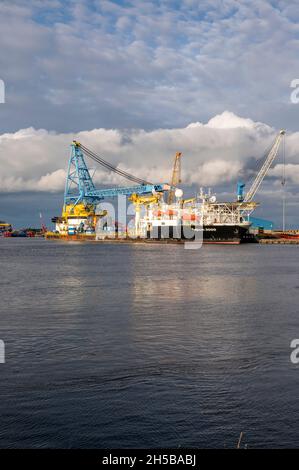 Saipem 3000 ancorato a Battleshisft Wharf Blyth è una grande nave pesante con una gru molto grande a bordo Foto Stock